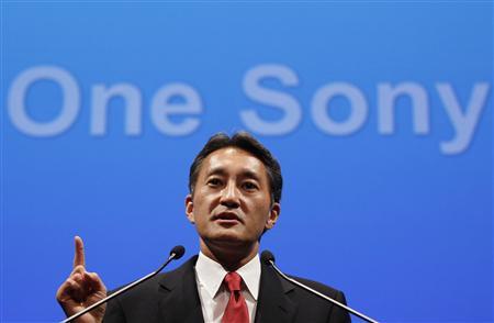 索尼 Corp's new President and Chief Executive Officer Hirai attends a news conference at the company headquarters in Tokyo