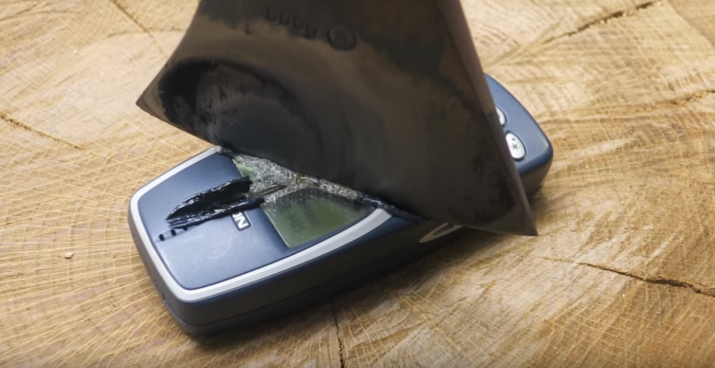 絕對命硬：當經典 Nokia 3310 遇上 1000 度高溫的斧頭還撐得下去嗎？ 1