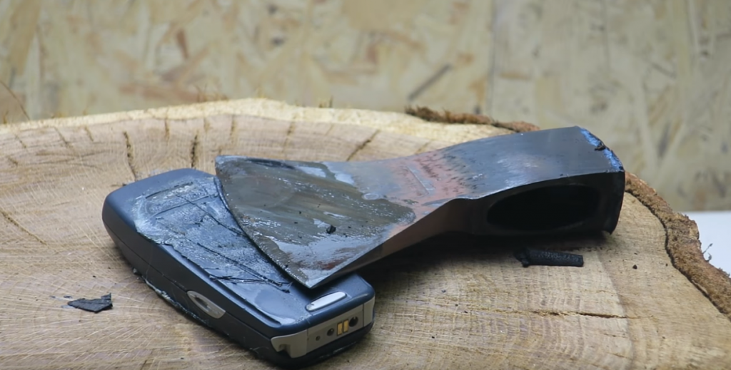 絕對命硬：當經典 Nokia 3310 遇上 1000 度高溫的斧頭還撐得下去嗎？ 2