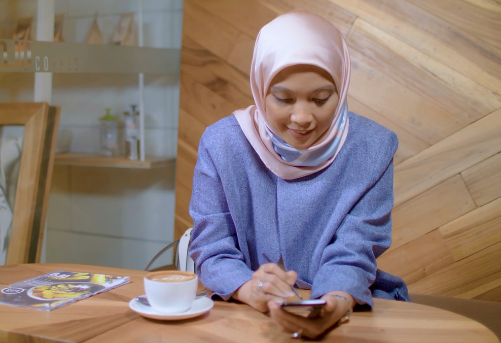 Nurul Zulkifli with the Galaxy Note8