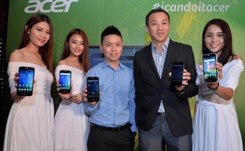 Jeffrey and Johnson with the models and new Acer Liquid smartphones