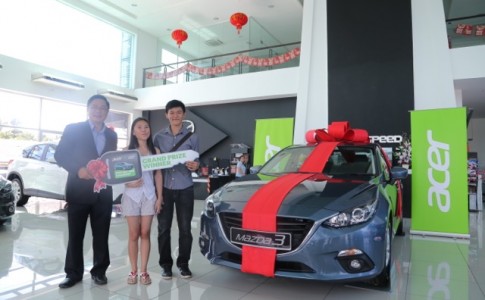 Perry Chong Branch Manager of Acer Sales and Services Sdn Bhd Kota Kinabalu presenting the grand prize winner with the mock key to the new Mazda 3