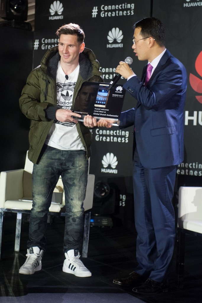 Kevin Ho, President, Handset Business, Huawei Consumer BG presenting a brand new Huawei Mate 8 to Lionel Messi
