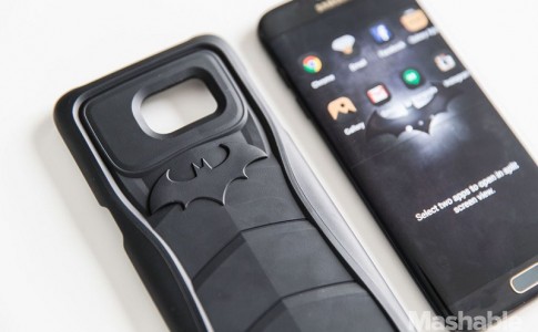 1465000877 111 Unboxing the sleek Batman Samsung Galaxy S7 Edge and Gear VR