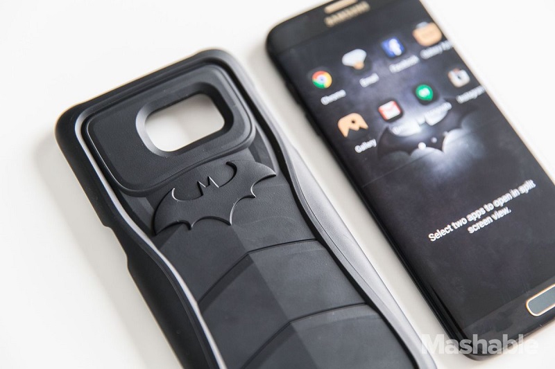 1465000877 111 Unboxing the sleek Batman Samsung Galaxy S7 Edge and Gear VR