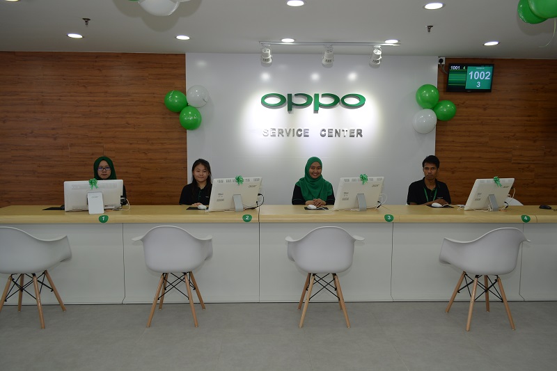 The friendly customer service officers are on duty at assist OPPO customers