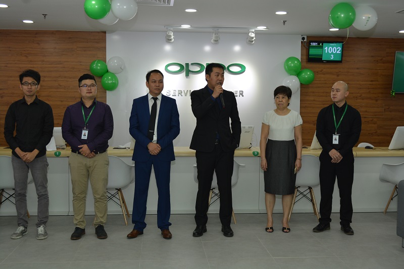(Third from right) William Fang, Chief-Executive-Officer of OPPO Malaysia is giving a speech at the opening ceremony