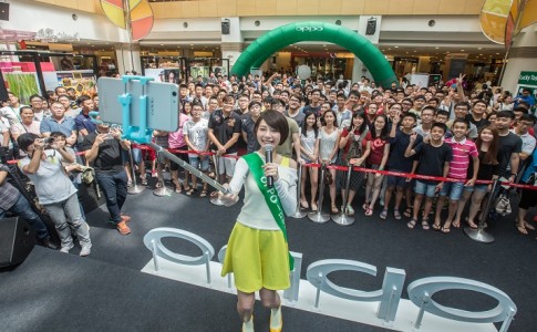 Min Chen the newest member of OPPO’s Selfie Icons was taking a group Selfie with her fan1