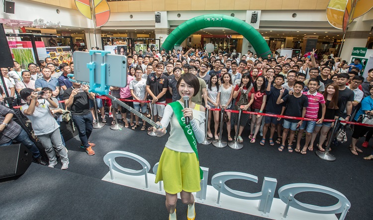 Min Chen the newest member of OPPO’s Selfie Icons was taking a group Selfie with her fan1