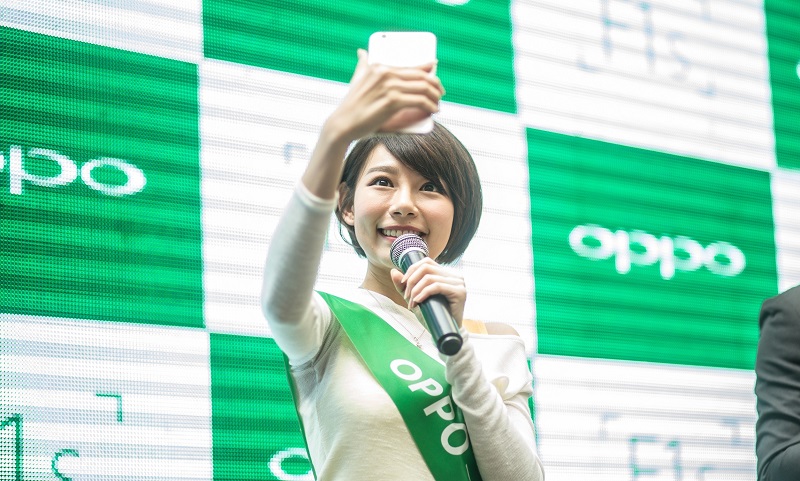 Min Chen demonstrating her favourite Selfie tips using F1s – The Beautif... e1471913533906