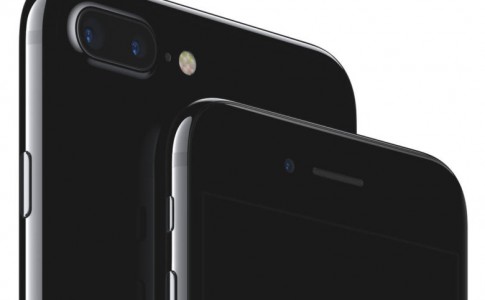 jet black iPhone 7 and iPhone 7 Plus e1473369928609 780x604