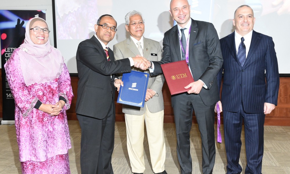 Photo 5 MoU Exchange at the Launch of IC5G