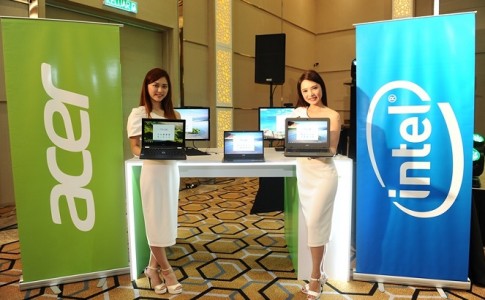 Photo 6 Models posing with the newly launched Acer Chrome devices