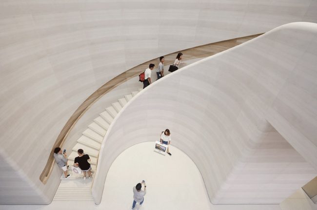 apple_singapore_orchard_road_staircase-650x431