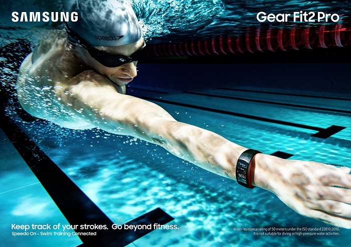 Gear-Fit2-Pro_Lifestyle_Swimming_Red_2P_RGB