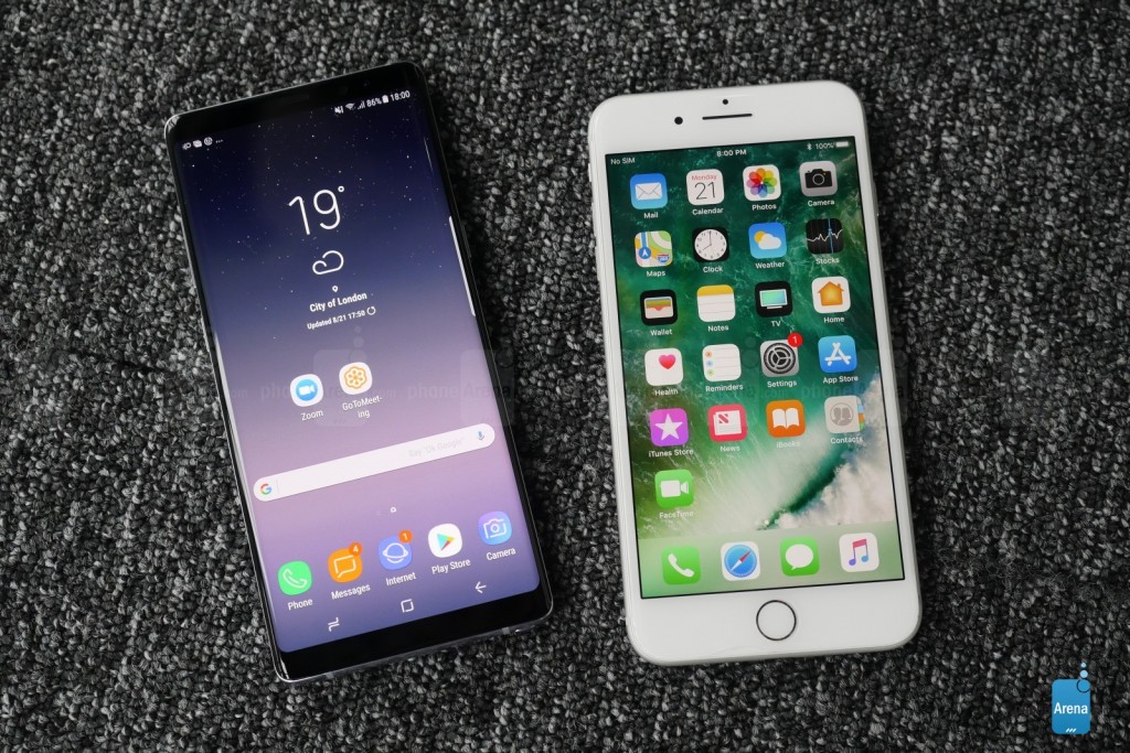 Galaxy-Note-8-vs-iPhone-7-Plus-hands-on-04