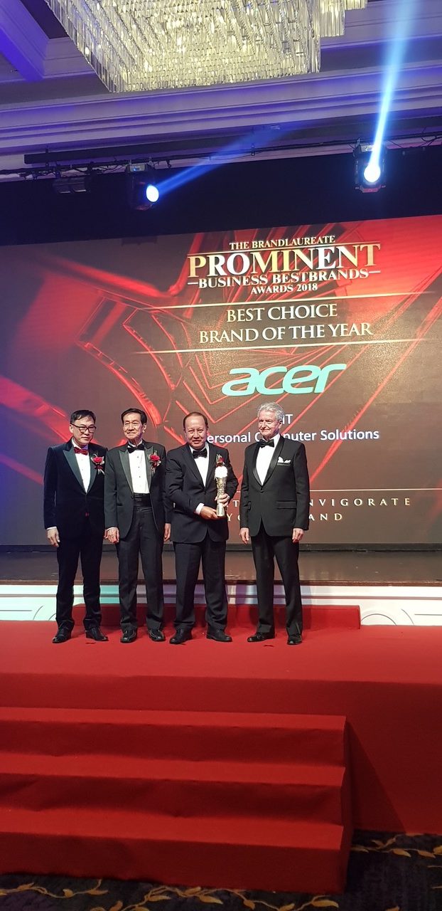 Pic 223713 Acer Malaysia MD receiving the Award portrait e1538124304887
