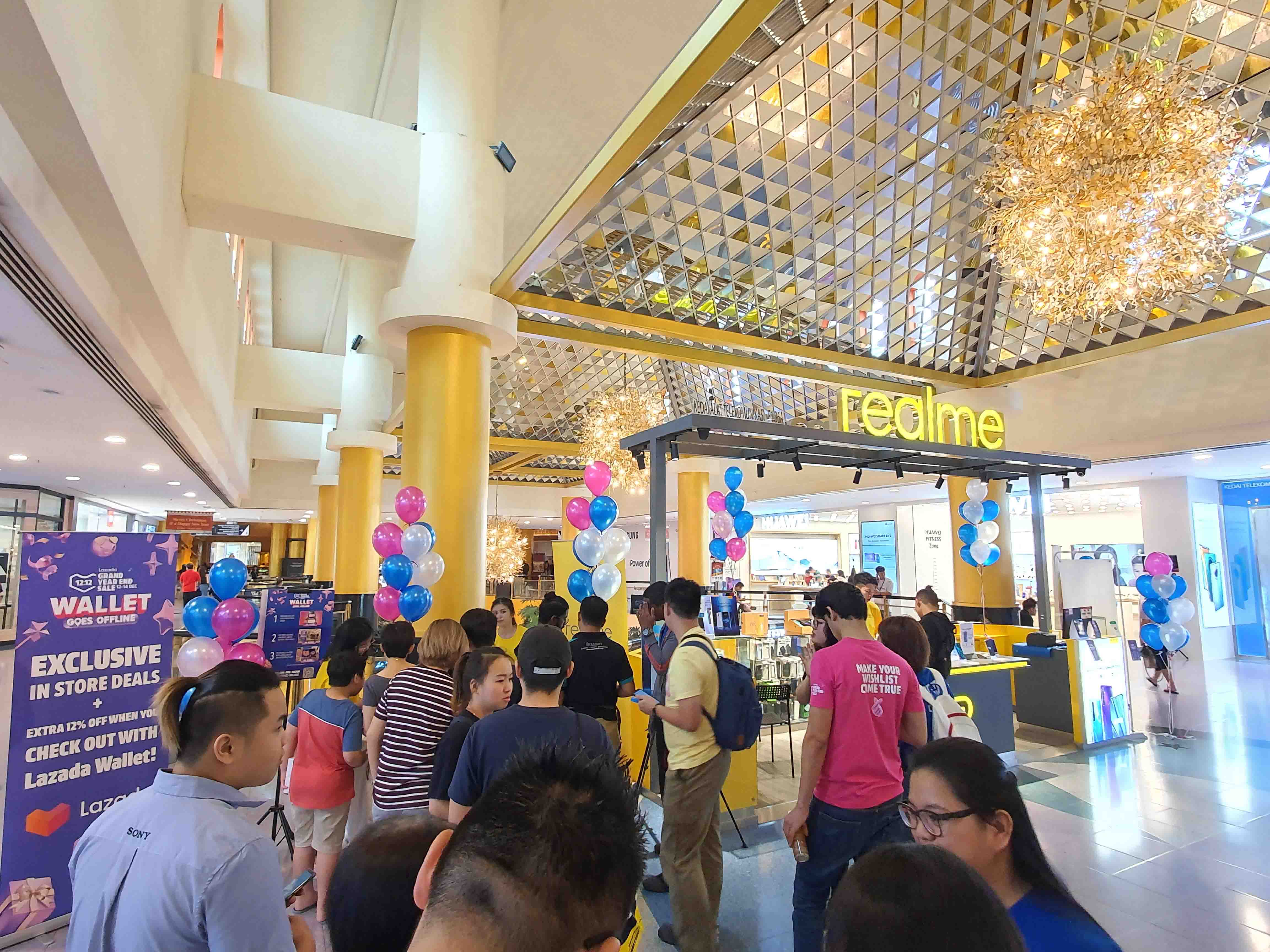 Photo 1 Customers lining up at realme in Sunway Pyramid around 12PM V2 14 Dec 1 1