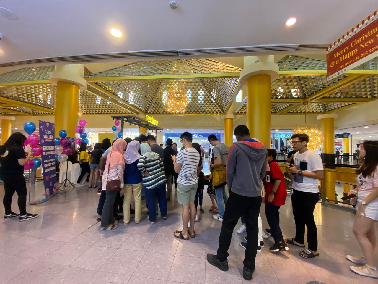 Photo 2 Customers continue lining up at realme in Sunway Pyramid around 1PM 14 Dec