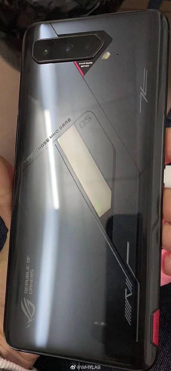 首款骁龙888游戏机!ASUS ROG Phone 5真机图曝光:后置三摄、红色按钮或可一键进入游戏模式! 2 s 3b7c5ec4336640f39297cbc33ac42cb3