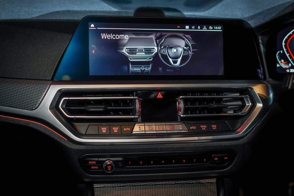 11. The Central Information Display in the New BMW 320i Sport