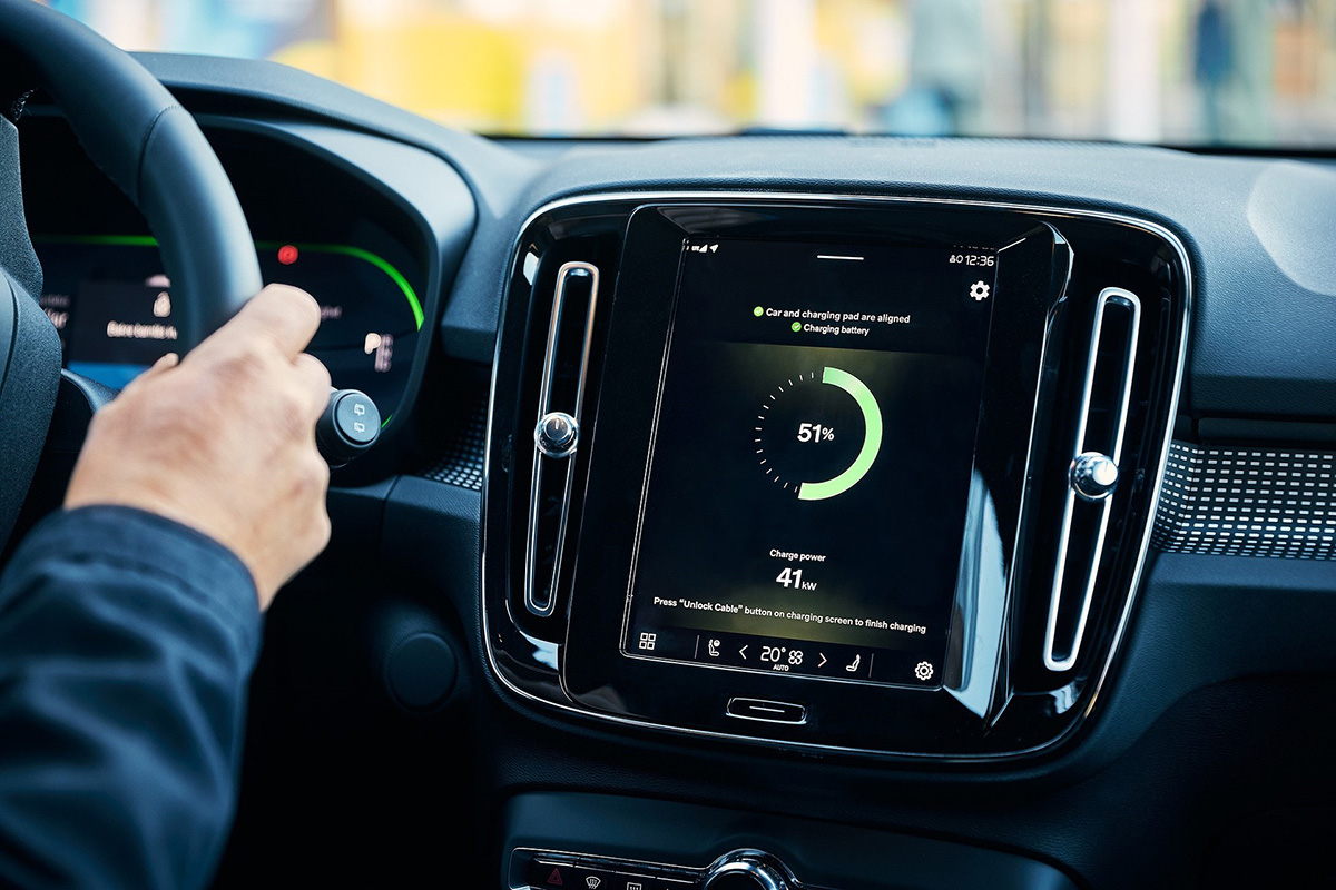 295953 Volvo Cars tests new wireless charging technology
