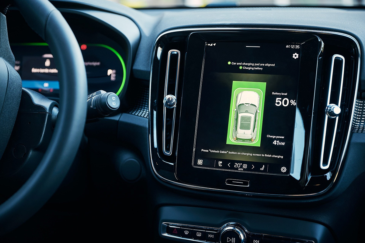 295954 Volvo Cars tests new wireless charging technology