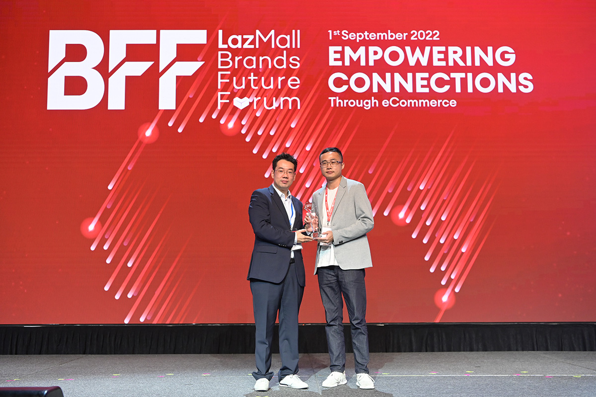 James Chang CBO of Lazada Group with the LazMall Rising Star Award Winner realme