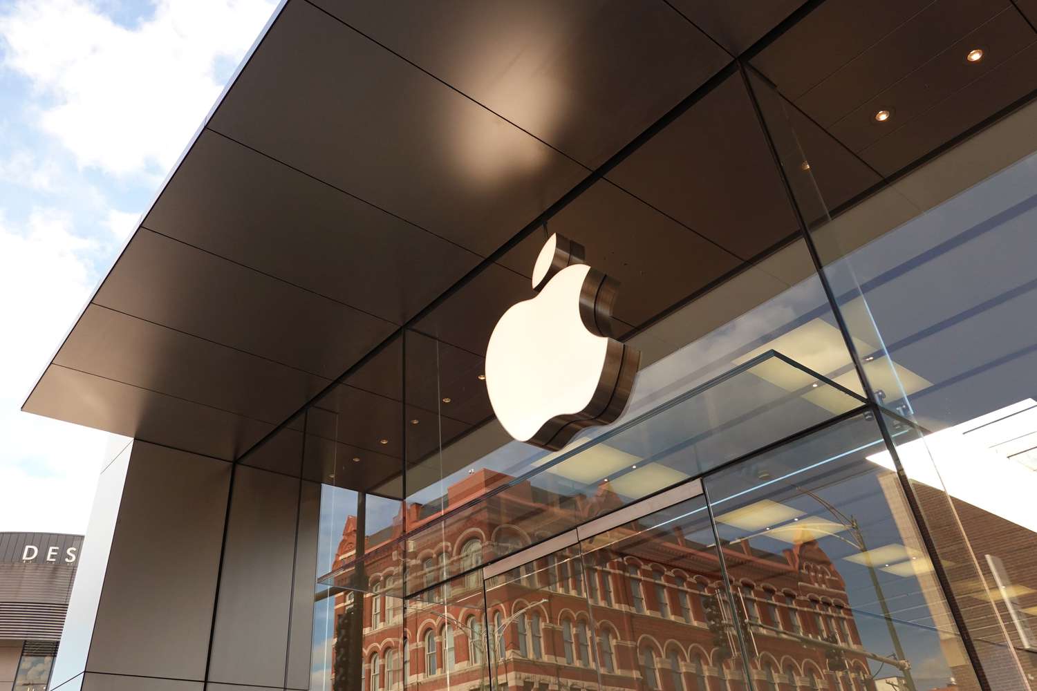 首款iPhone折叠机要来了?外媒曝Apple折叠内屏或配备屏下摄像头技术! 5 GettyImages 1445281649 9065b16ef7984345baf79affbde0e0ee 6
