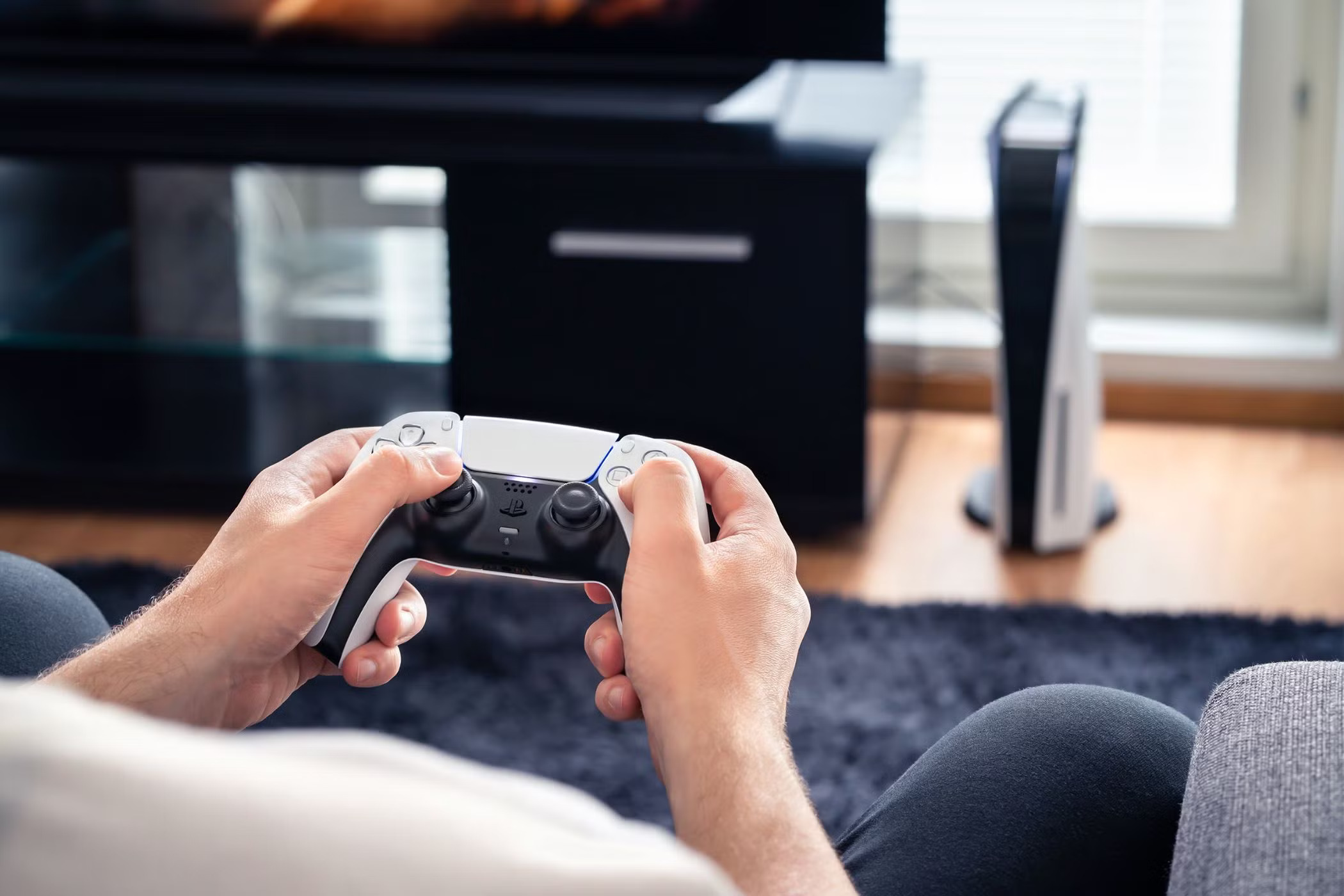 价格再调整!大马PlayStation Plus订阅全部涨价,一年配套最便宜RM285起! 4 a person using the ps5 console while sitting on a couch
