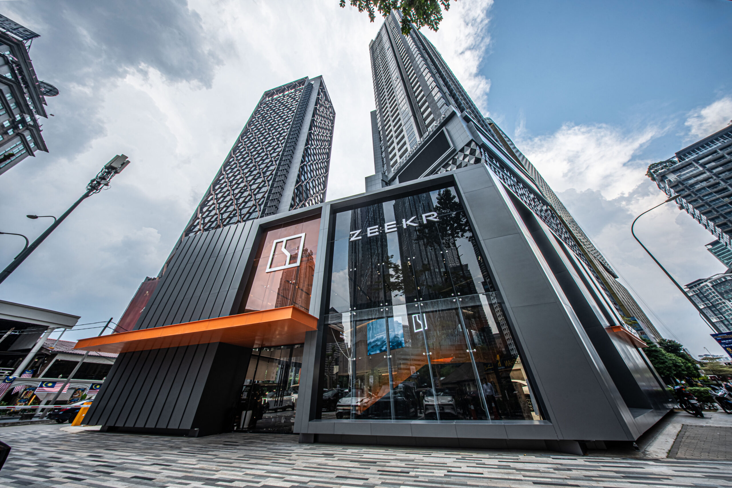 Zeekr Center KLCC 盛大开业!全新展厅开幕,Zeekr 009 Executive 售价 RM299,800 起! 3 DSC07693 HDR 1 scaled