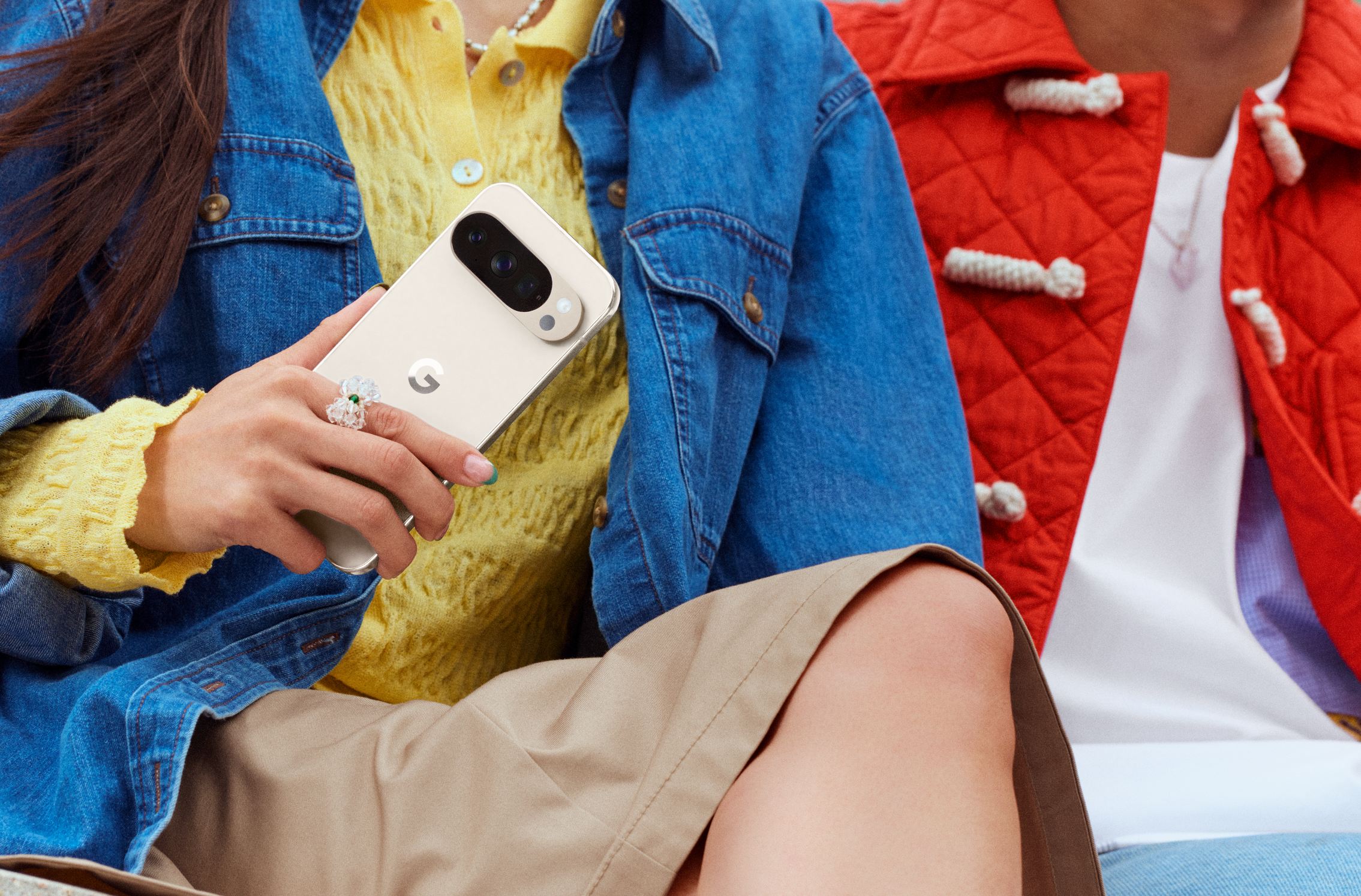 Google Pixel 10系列发布:Tensor G5、支持磁吸无线充电、系统级Gemini AI,RM3999起! 6 Pixel 10 Pro Lifestyle Porcelain