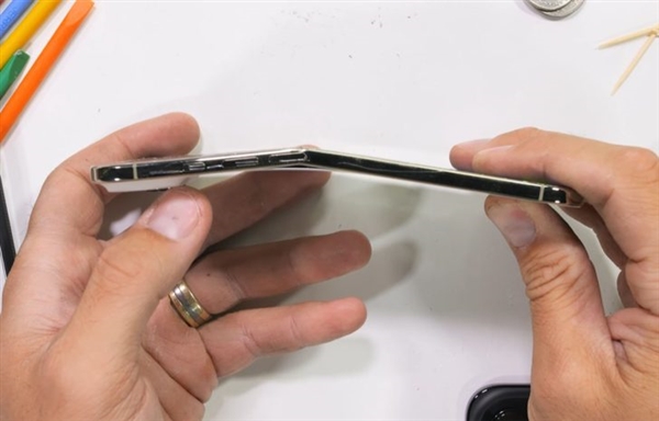 5.6mm 薄的 iPhone Air 终于被掰弯了!实测要用到 100kg 的力,普通人根本掰不断! 3 s e8ae77fb157a4a6a91ca2ba624517d7e