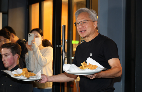 下班嗨皮一下!NVIDIA黄仁勋约Samsung、Hyundai会长下班韩国街头吃炸鸡!三人齐喝交杯酒、炸鸡股价上涨! 4 122050 106530 1659