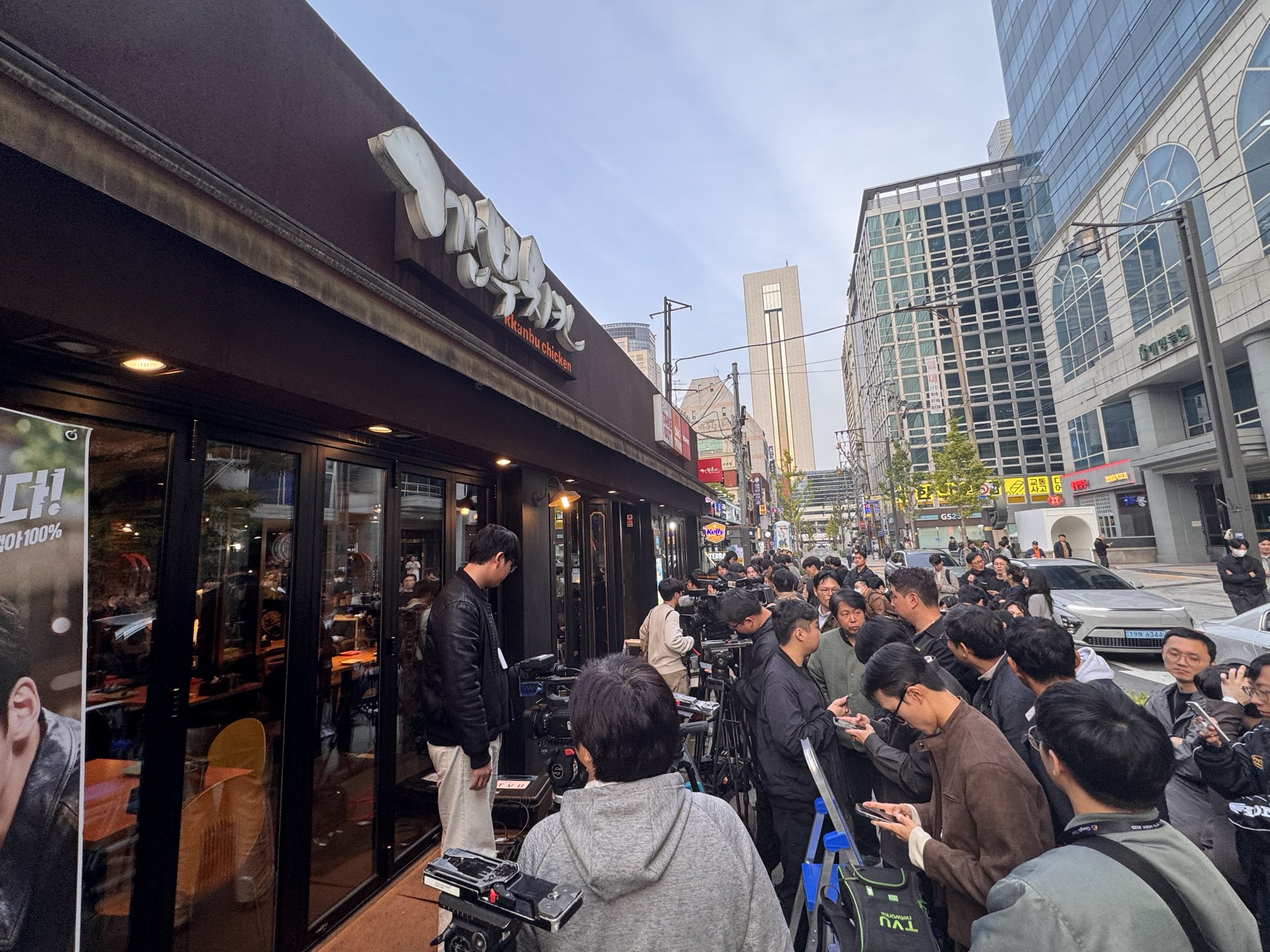 下班嗨皮一下!NVIDIA黄仁勋约Samsung、Hyundai会长下班韩国街头吃炸鸡!三人齐喝交杯酒、炸鸡股价上涨! 7 G4fmEzpa8AEHa p