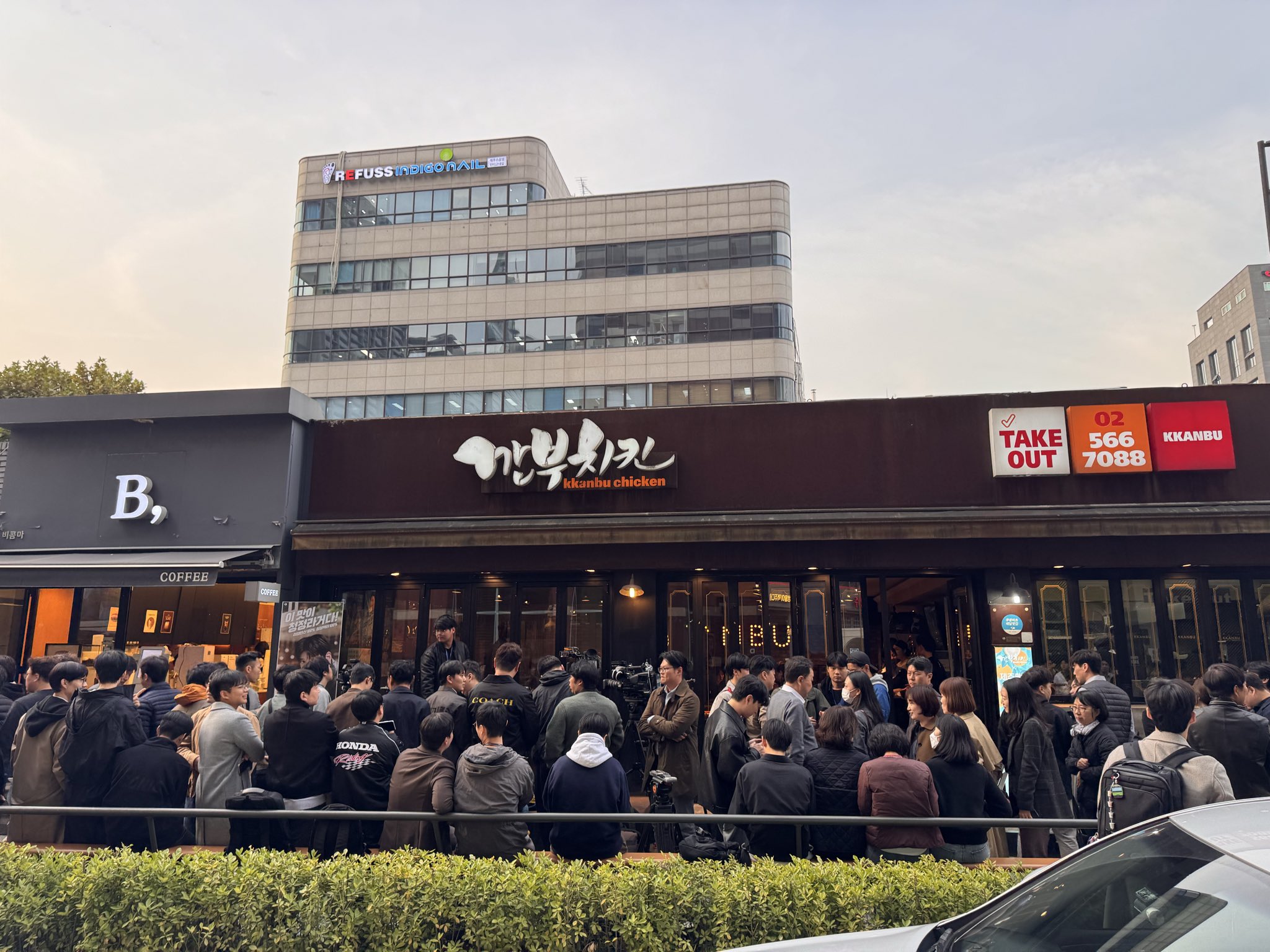 下班嗨皮一下!NVIDIA黄仁勋约Samsung、Hyundai会长下班韩国街头吃炸鸡!三人齐喝交杯酒、炸鸡股价上涨! 6 G4fmEzsa8AAeWr