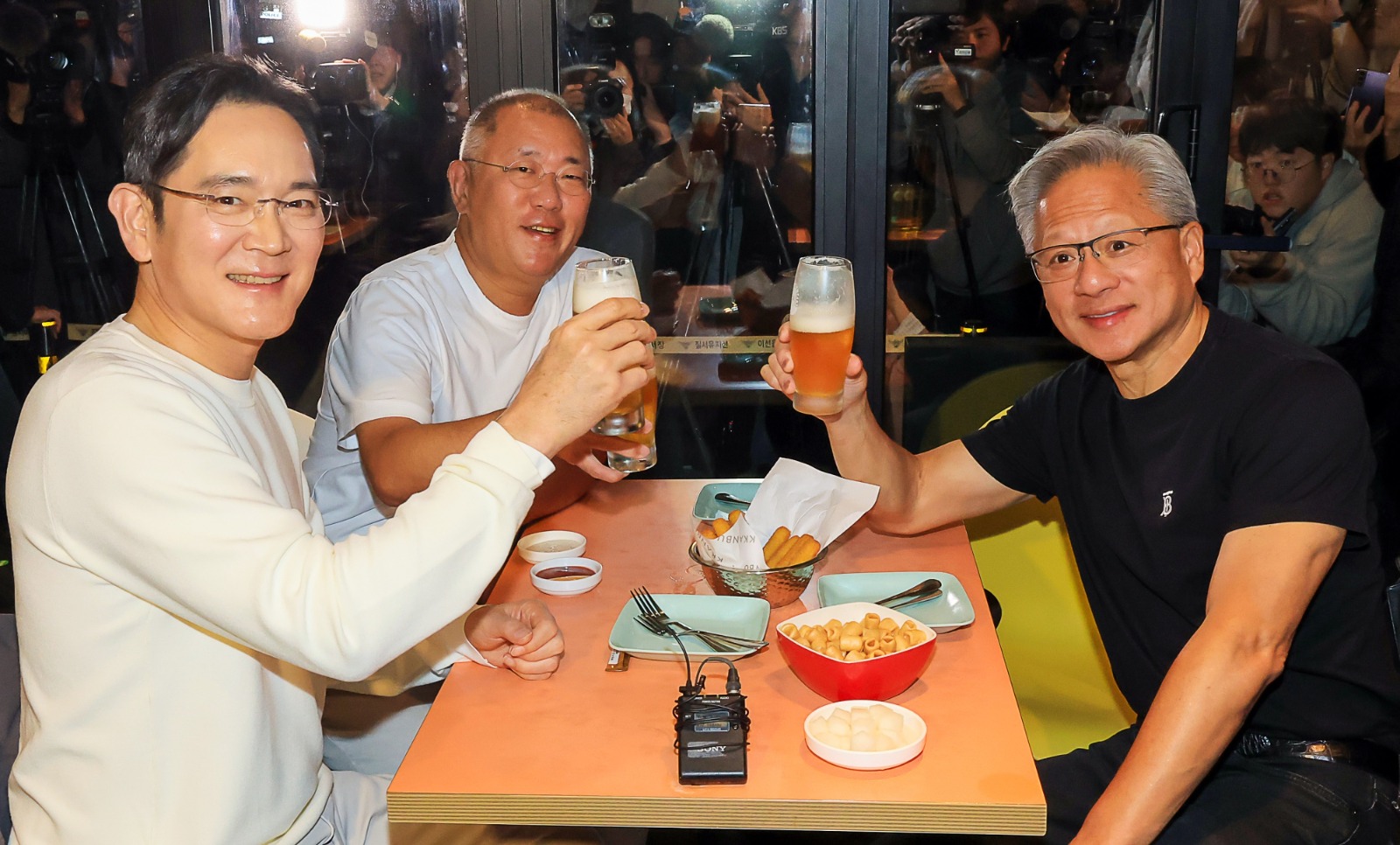 下班嗨皮一下!NVIDIA黄仁勋约Samsung、Hyundai会长下班韩国街头吃炸鸡!三人齐喝交杯酒、炸鸡股价上涨! 2 Korea8129