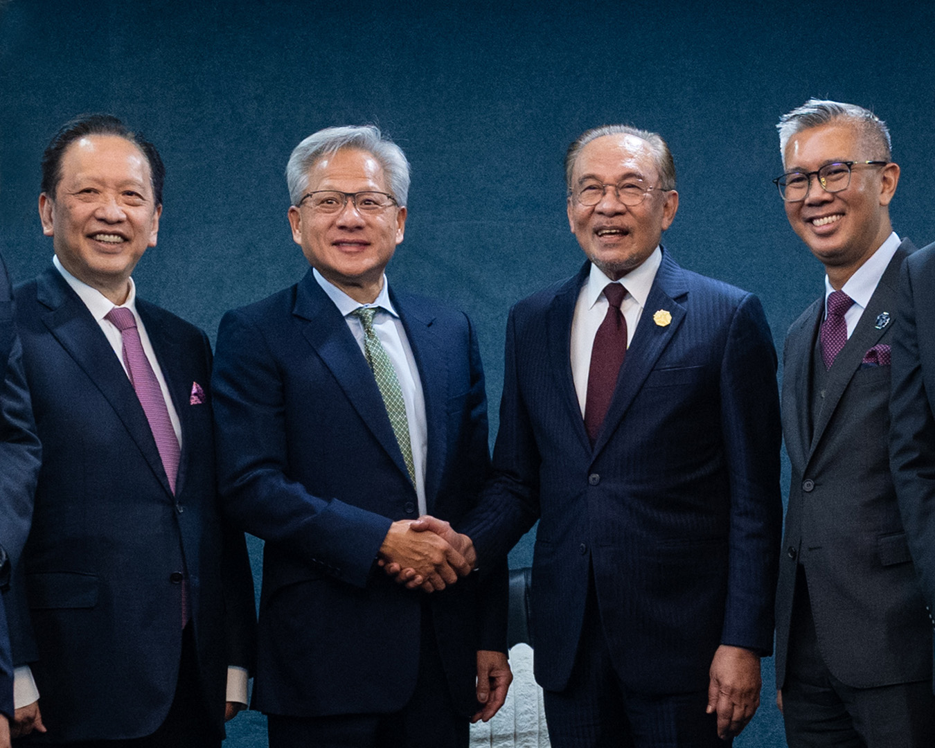 安华与黄仁勋庆州会晤:柔佛古来的AI数据中心已建成,大马掌握了主权AI! 2 安华与黄仁勋庆州会晤:柔佛古来的AI数据中心已建成,大马掌握了主权AI!