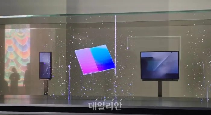 全球首款内折三折叠手机!Samsung Galaxy Z TriFold 惊艳登场,折痕几乎看不见! 5 b8218e7e 4b9c 47fb 82a1 f6b7cff65b27