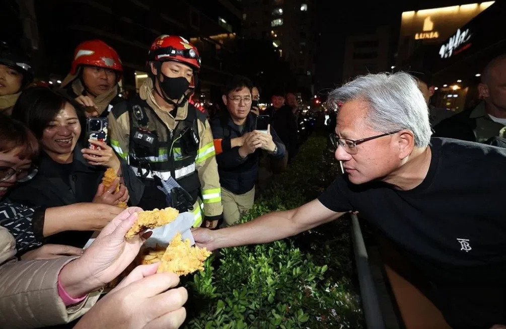 下班嗨皮一下!NVIDIA黄仁勋约Samsung、Hyundai会长下班韩国街头吃炸鸡!三人齐喝交杯酒、炸鸡股价上涨! 5 n630