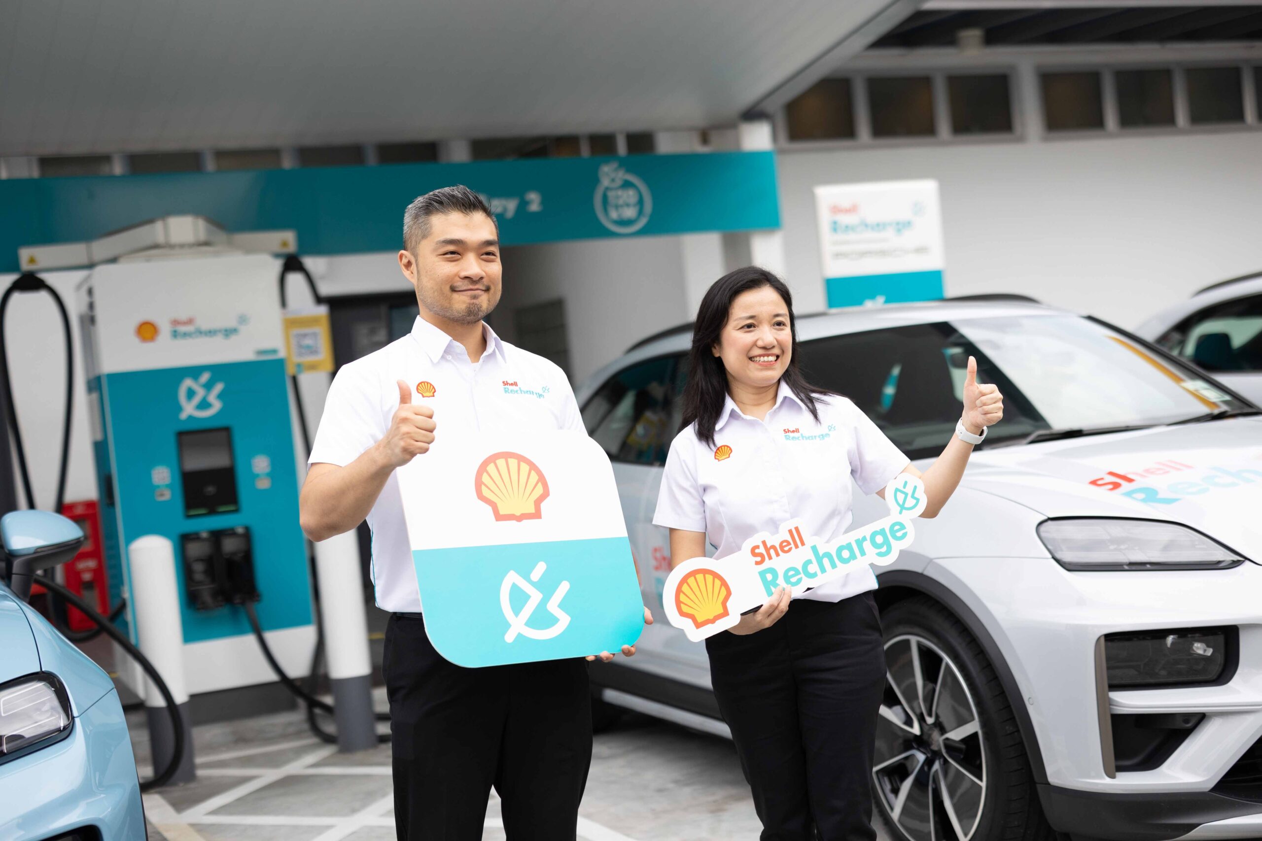 Seow Lee Ming General Manager of Shell Mobility and Convenience Malaysia with Jeremy Lee Head of e Mobility Shell Malaysia scaled