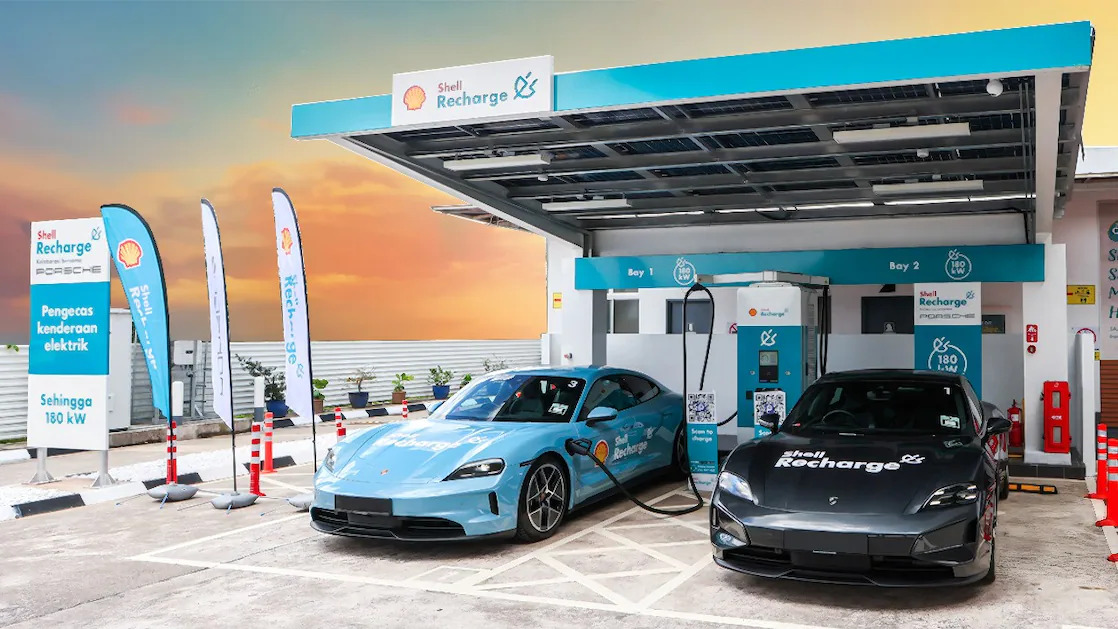 electric vehicles charging at shell recharge station promoting the new shell recharge app banner