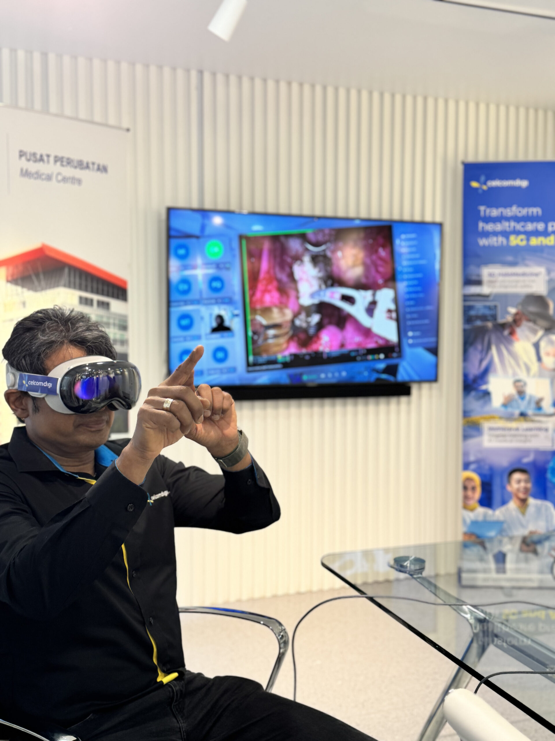 全球首创之一!UMMC 携手 CelcomDigi 完成跨国实时手术,用 5G、AI 和 XR 技术同步直播! 4 5 Kugan viewing live surgicial view via Apple Vision Pro 1 scaled