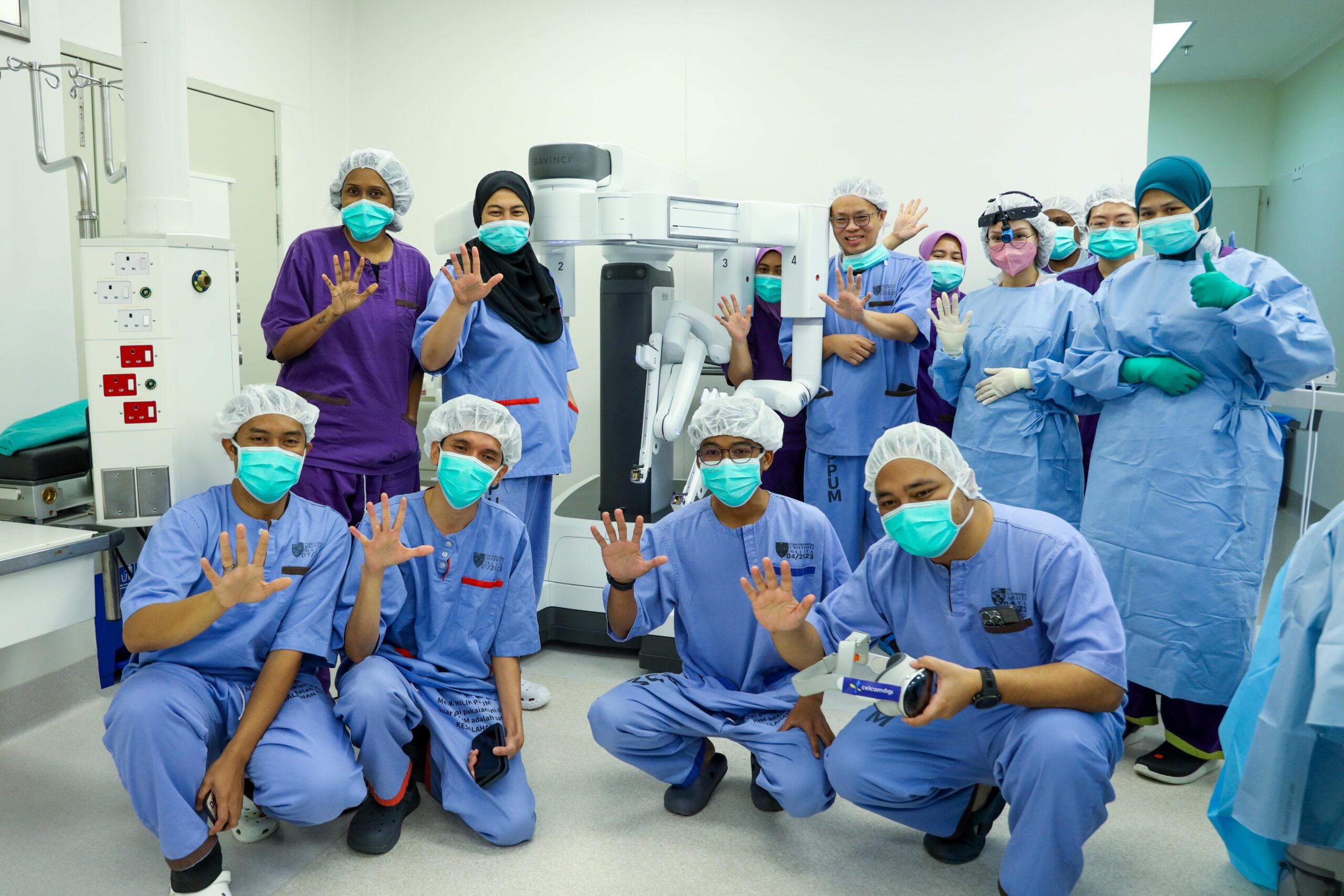 全球首创之一!UMMC 携手 CelcomDigi 完成跨国实时手术,用 5G、AI 和 XR 技术同步直播! 2 7 Group photo Dr Julius and team 1 scaled