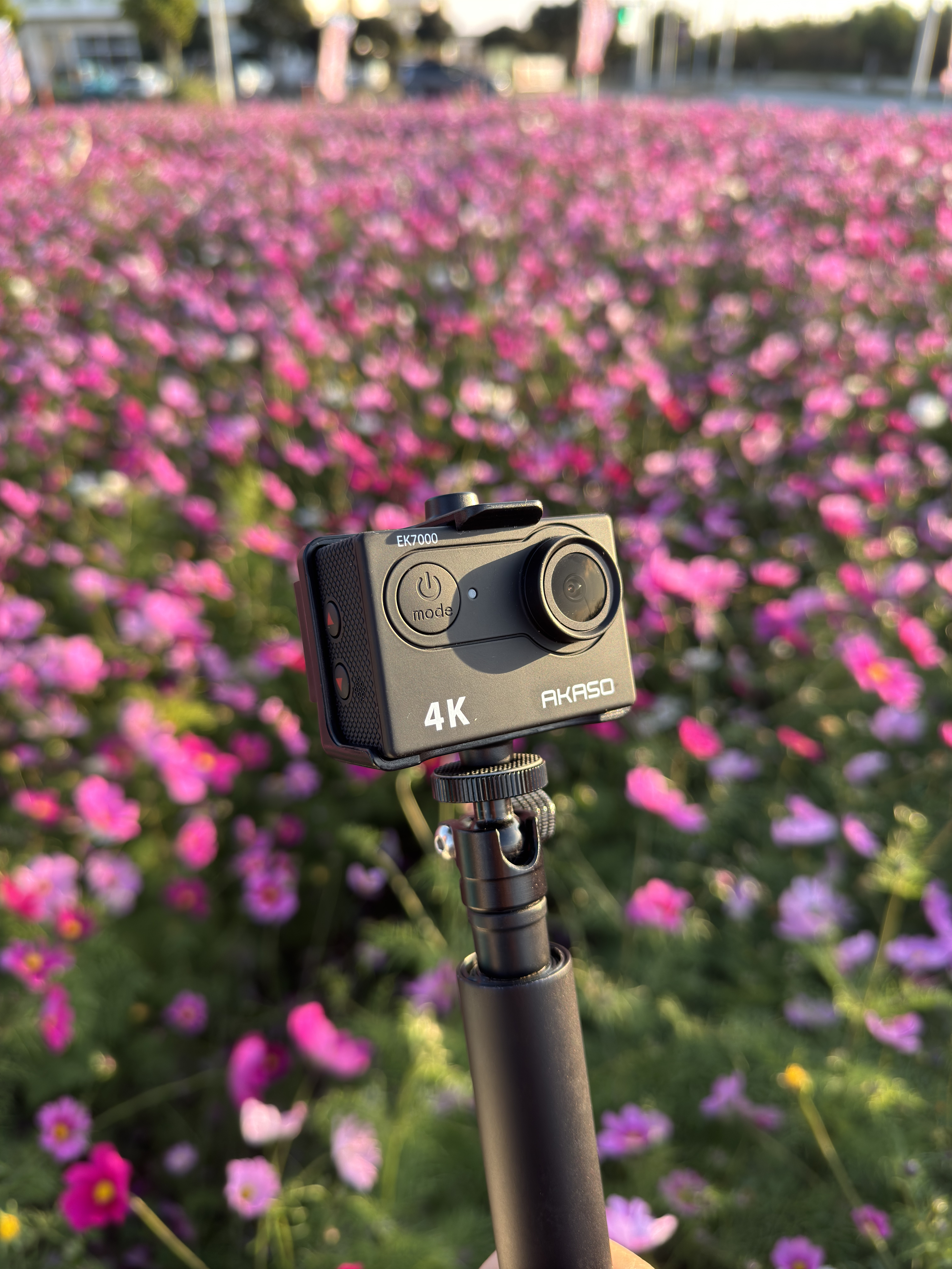 大马售价 RM299!AKASO EK7000 运动相机发布:4K 录制、深潜 40 米、90 分钟续航,还附一整套配件! 2 EK7000 Lifestyle 2