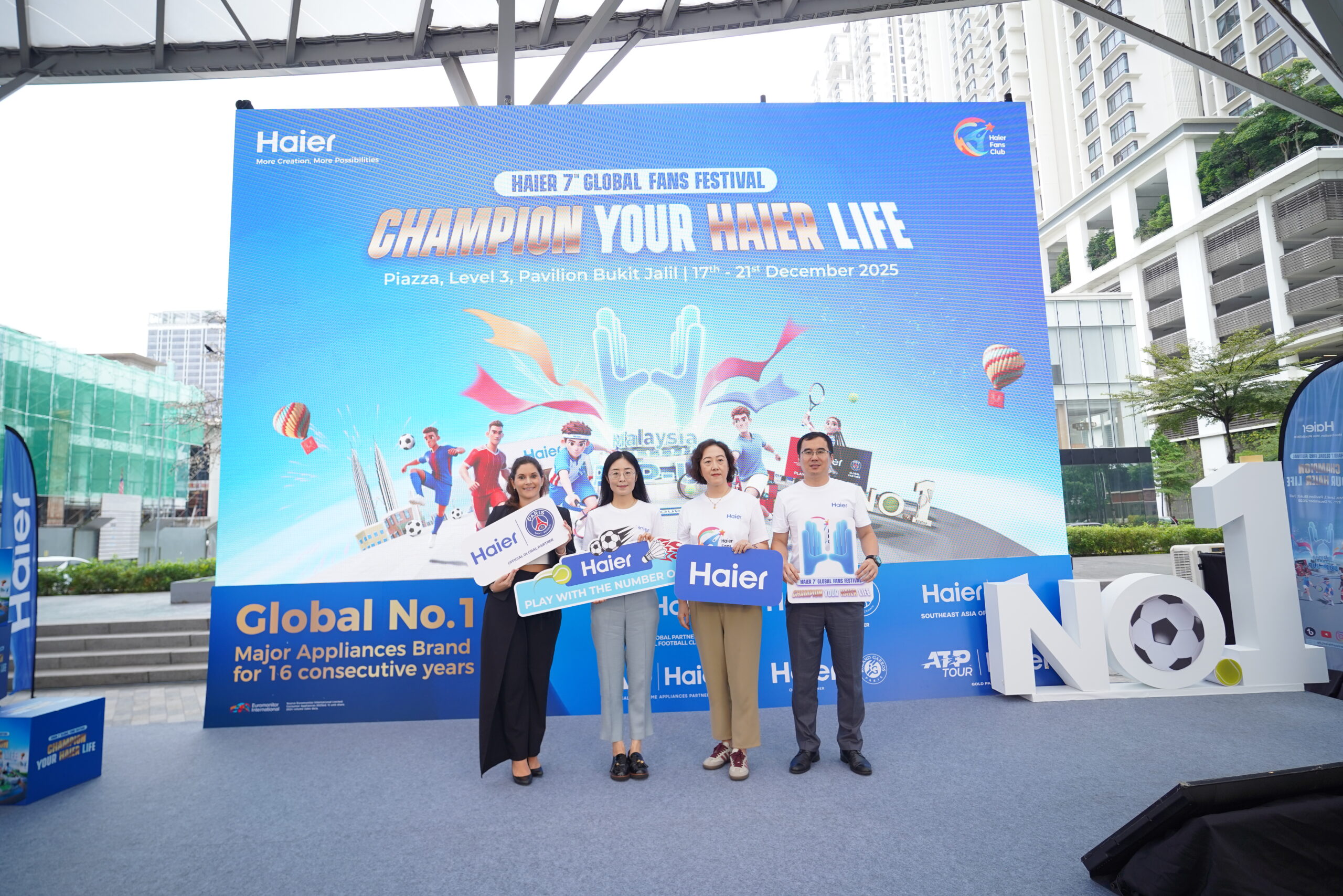 Haier 开启第七届全球粉丝节!Pavilion Bukit Jalil 快闪体验开跑:超多游戏玩、奖品等你赢! 6 Pic 3a Group photo 1 scaled