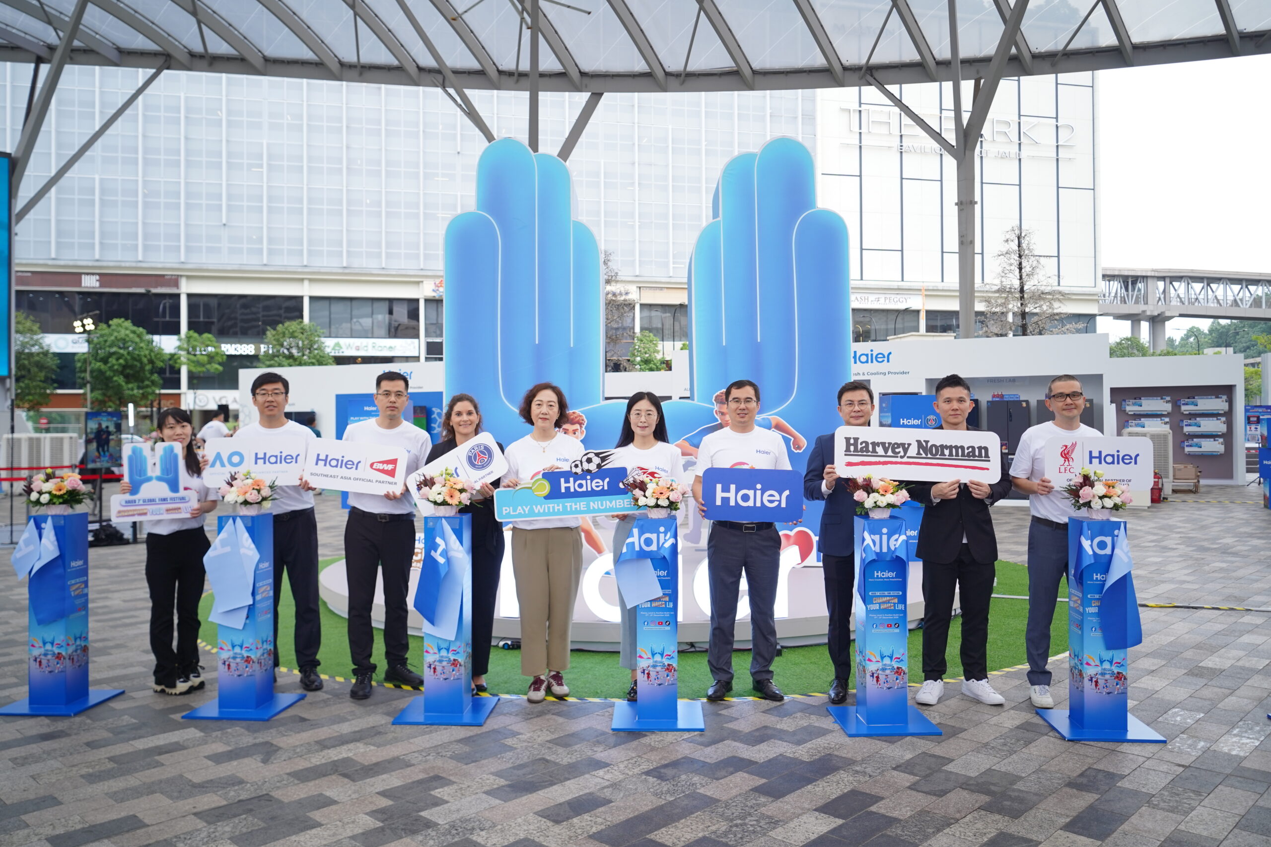 Haier 开启第七届全球粉丝节!Pavilion Bukit Jalil 快闪体验开跑:超多游戏玩、奖品等你赢! 15 Pic 3b Group photo 1 scaled