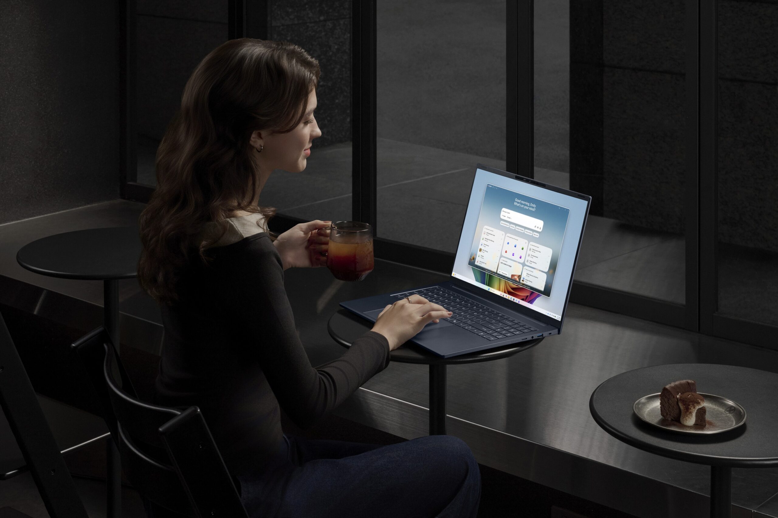【CES 2026】Acer 推出多款 Copilot+ PC 笔电,全面搭载 AMD Ryzen AI 400 系列处理器! 5 Acer Swift Go 16 AI SFG16 A71T Lifestyle 02 3 scaled