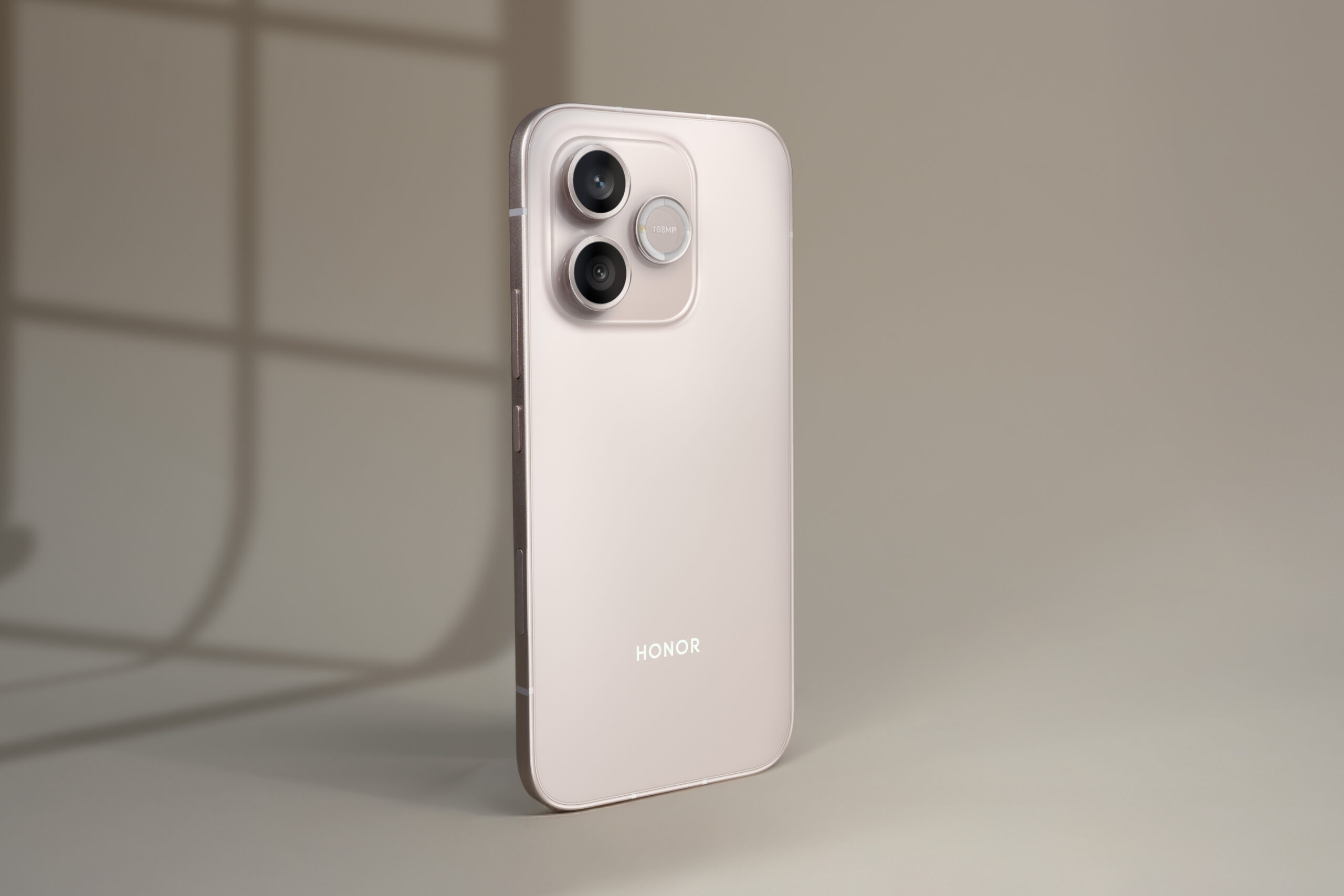 HONOR 600 Lite 发布:天玑7100 Elite芯片、6320mAh+45W,大马售价RM1399! 4 HONOR 600 Lite Desert Gold 2 scaled