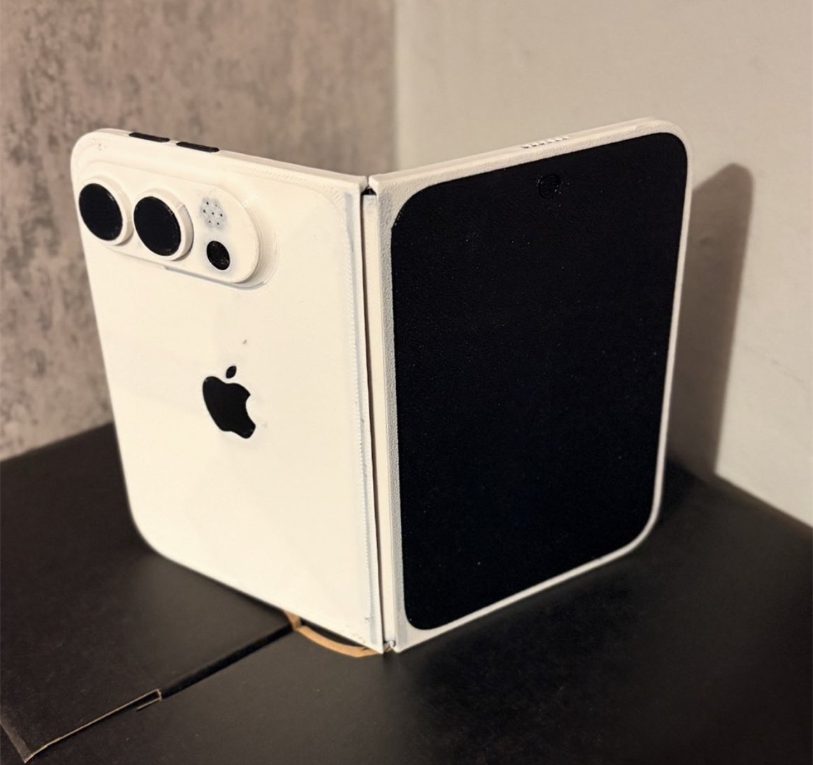 Apple折叠机iPhone Fold最新模型爆料!音量键在顶部、后置两颗镜头,或没有Face ID脸部识别 2 0c7b82be812346cf8aa9673e0996dde7